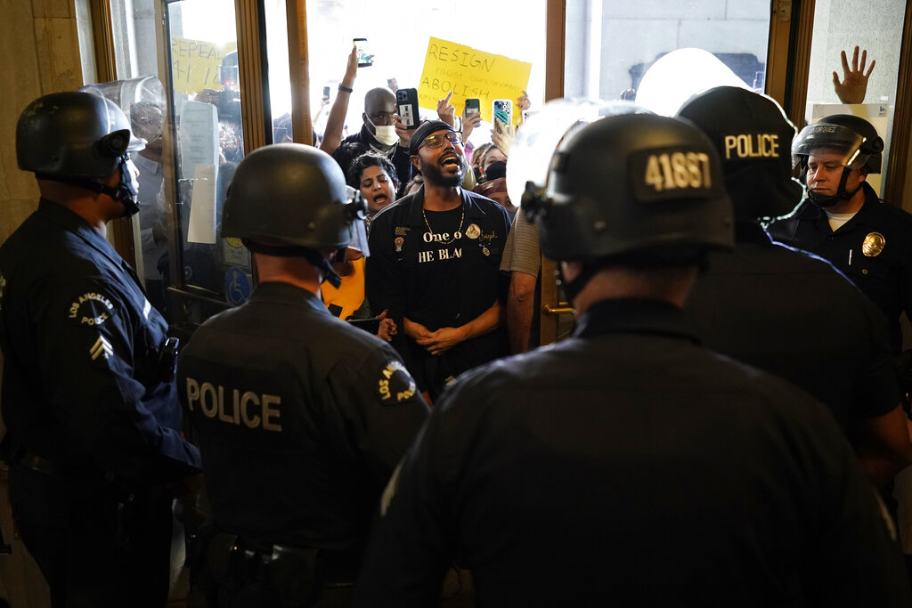 Policía de Los Ángeles confronta protesta en ayuntamiento