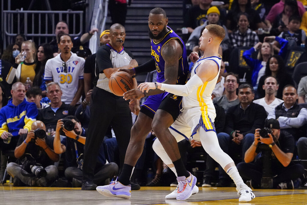 Curry y Warriors celebran el campeonato venciendo a Lakers