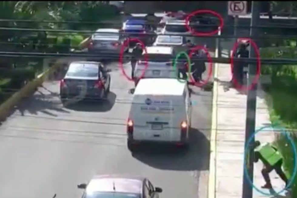 Policía es llamado héroe en redes después de frustrar un asalto con su bicicleta (video)