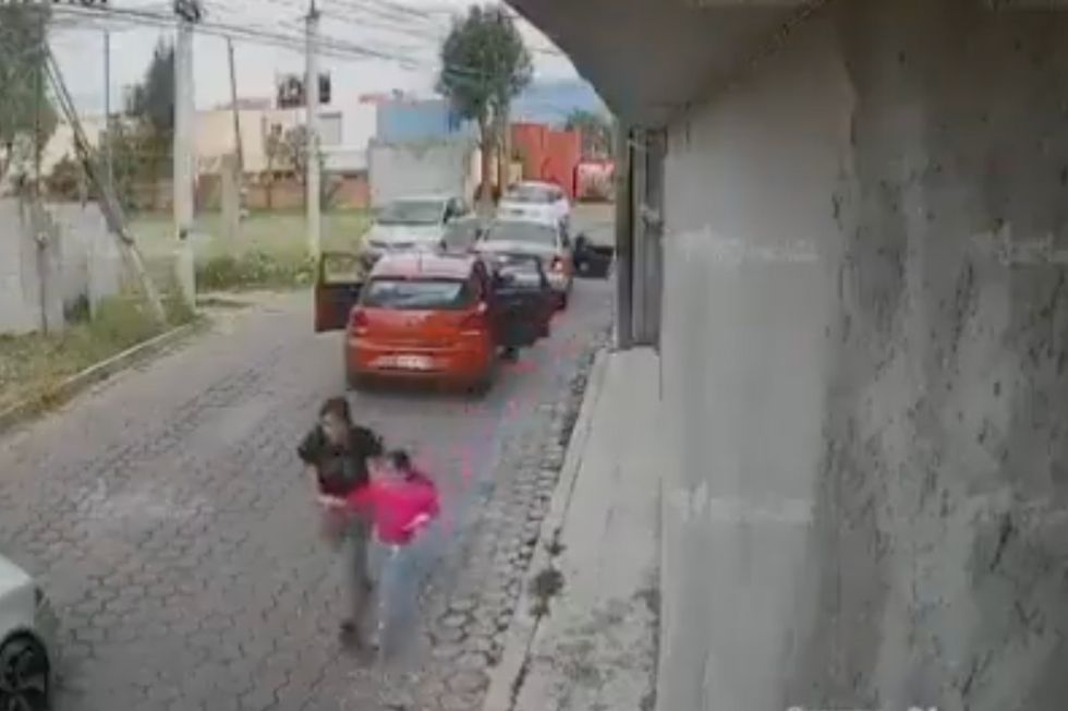 Niña sustraída de un auto en Tlaxcala (video)