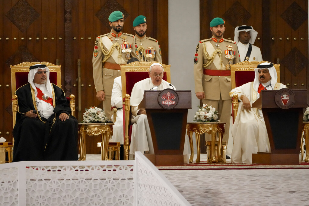 Papa llega a Bahrein y le pide eliminar la pena de muerte