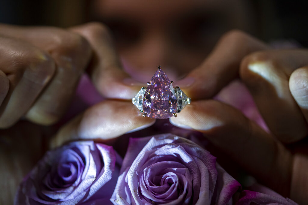 Subastan por $28 millones diamante rosa de 18 quilates