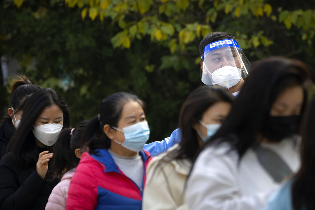 China reporta 10.000 casos de virus y Beijing cierra parques