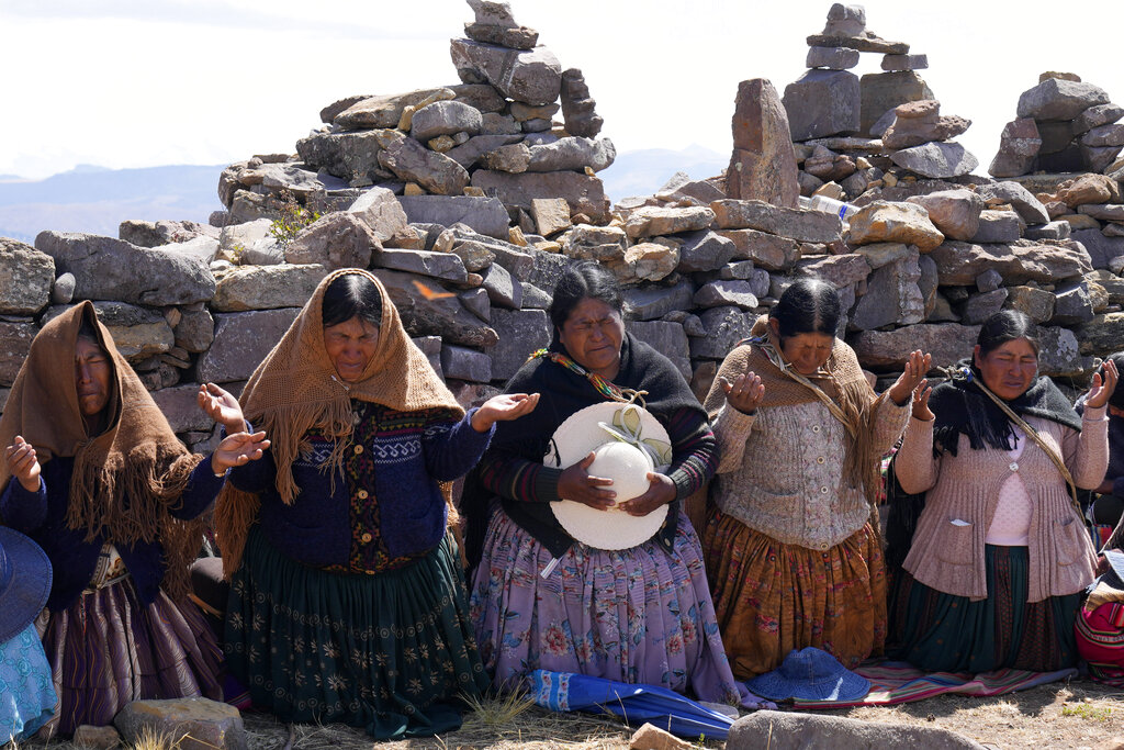 Indígenas aymaras oran por lluvias ante sequía en Bolivia