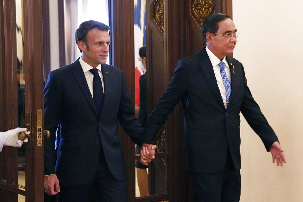Macron dice que Mundial de Qatar "no debería politizarse"