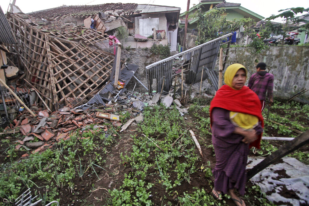 Sismo derriba casas y deja 163 muertos en Indonesia