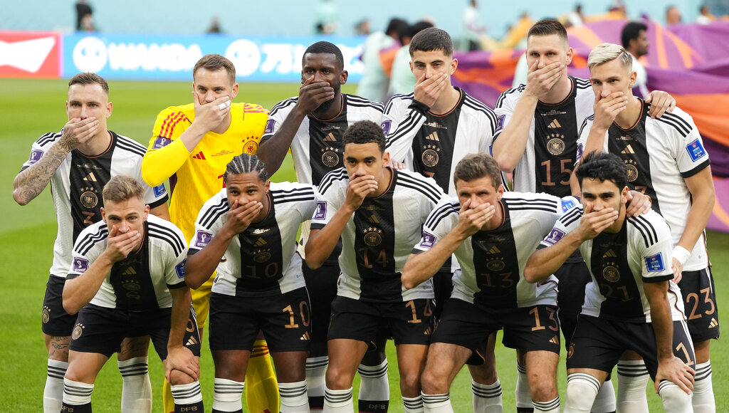 Jugadores alemanes se cubren la boca en protesta contra FIFA
