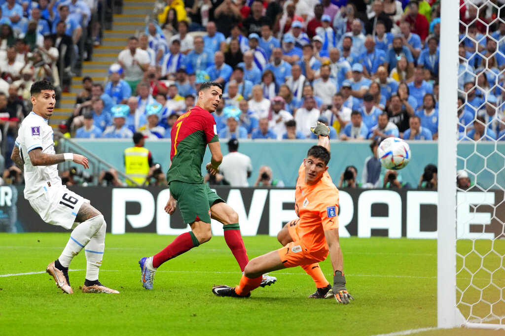 Portugal somete 2-0 a una tibia Uruguay y se mete a octavosPortugal somete 2-0 a una tibia Uruguay y se mete a octavos