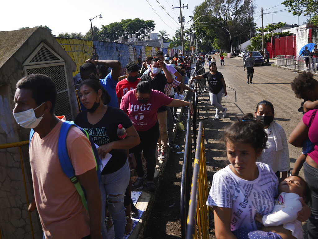 Migrar con papeles: el turbio negocio para cruzar México