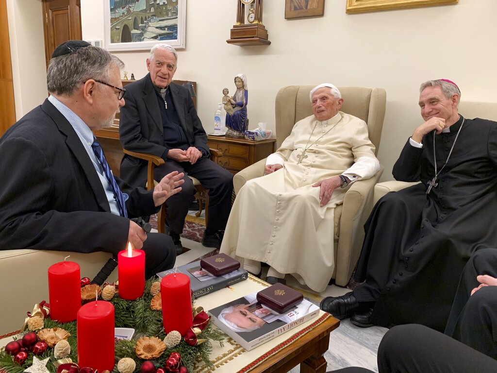 Vaticano: Benedicto XVI está estable, pero sigue delicado