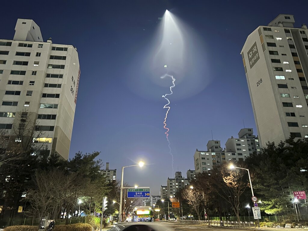 Surcorea: Lanzamiento de cohete genera furor por OVNI