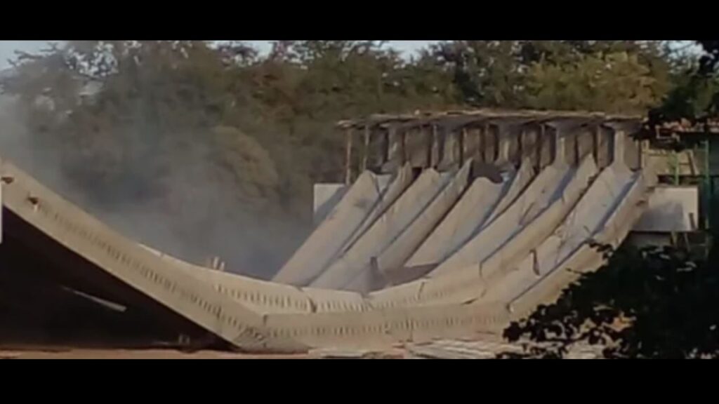 El puente "El Quelite" se desploma en Sinaloa por mala maniobra