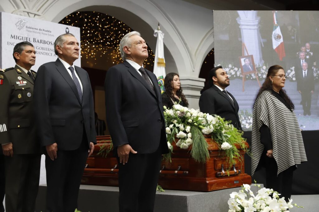 AMLO, funcionarios y gobernadores despiden a Miguel Barbosa con homenaje en Puebla