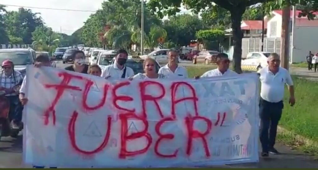Taxistas amagan con bloquear carreteras y zonas turísticas de Quintana Roo si dan entrada al servicio de Uber