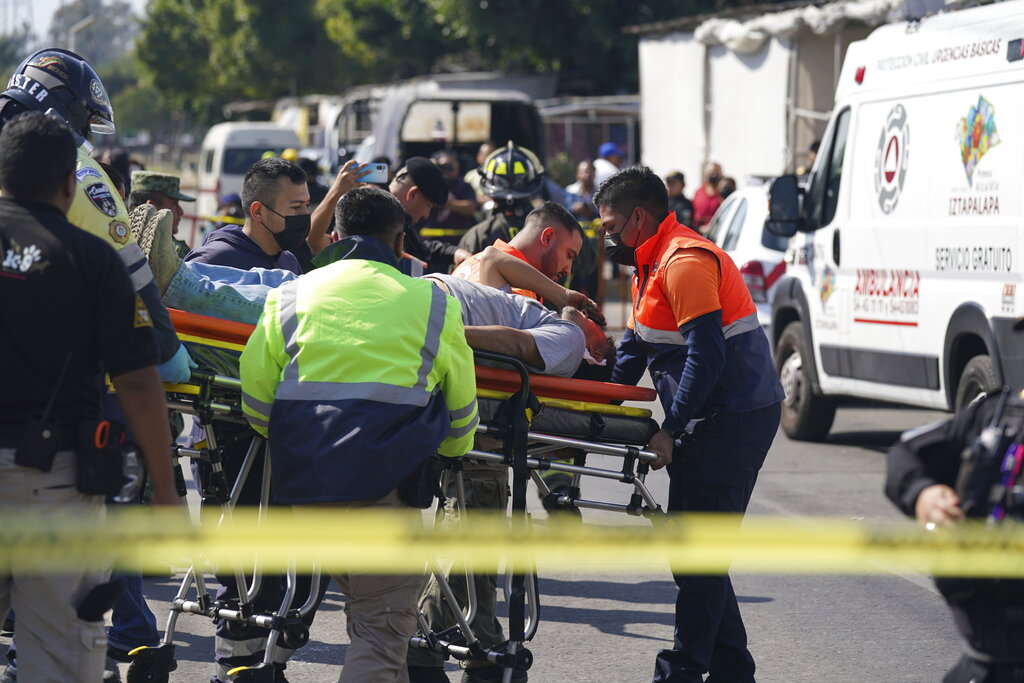 Choque de trenes deja un muerto y 57 heridos en Ciudad de México