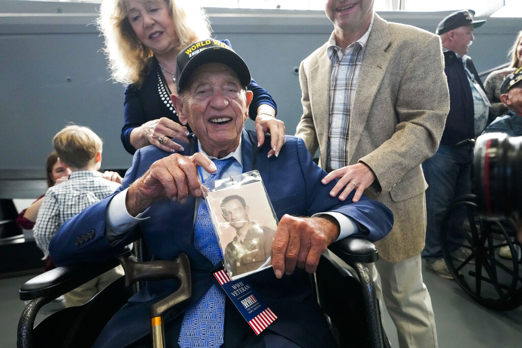 El superviviente más longevo de Pearl Harbor cumple 105 años