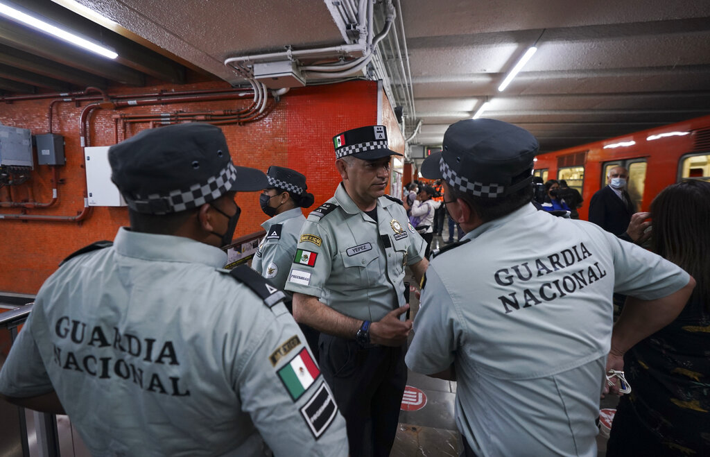México: Disciplinarán a 2 guardias desplegados en el Metro