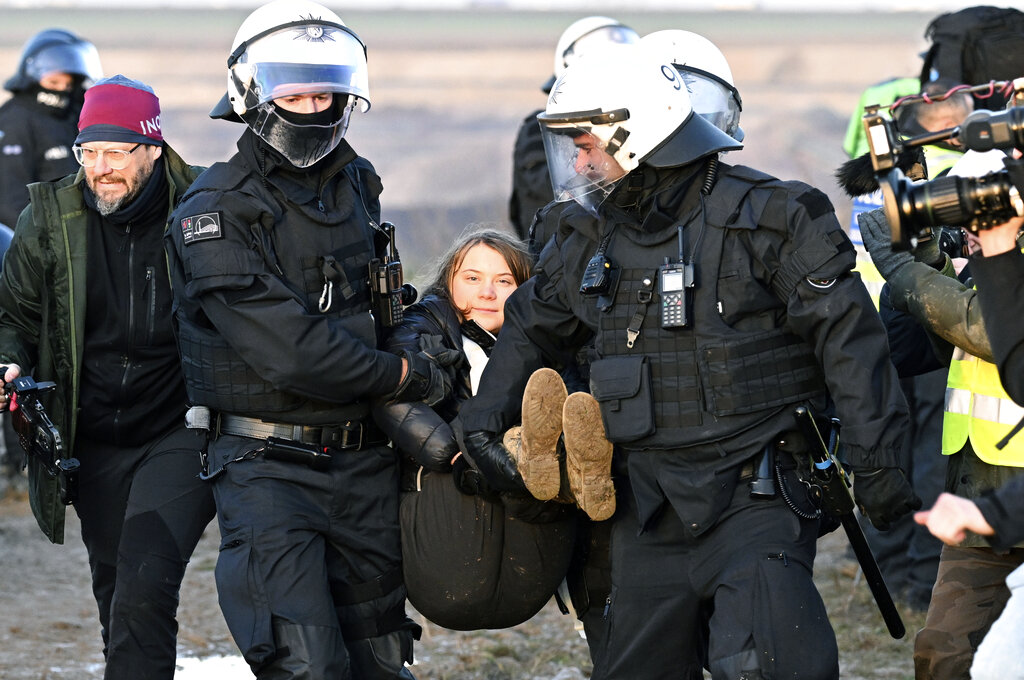 Alemania: Policía se lleva a Greta Thunberg a la rastra (Video)