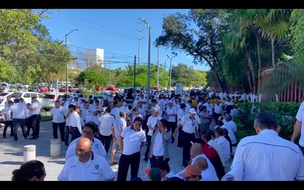 Taxistas vuelven a tomar calles turísticas del caribe mexicano