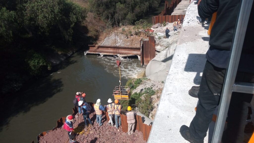 Autoridades de Tecámac rescatan con vida a enfermero que cayó en canal de aguas negras