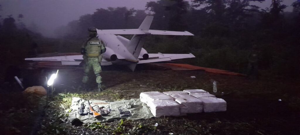 Autoridades aseguran aeronave, armamento y cocaína en Chiapas