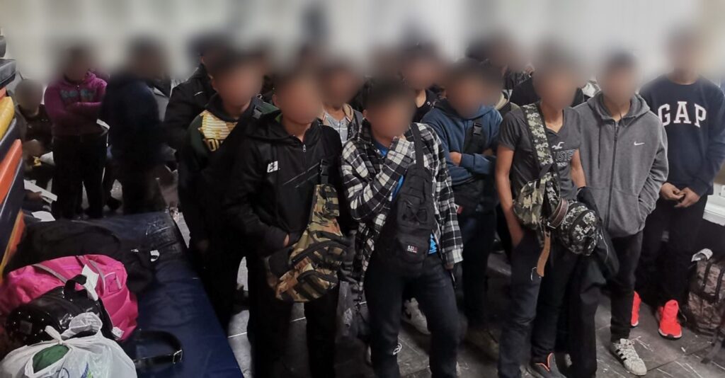 Rescatan a 67 menores migrantes guatemaltecos no acompañados en remolque en Ciudad Juárez, Chihuahua