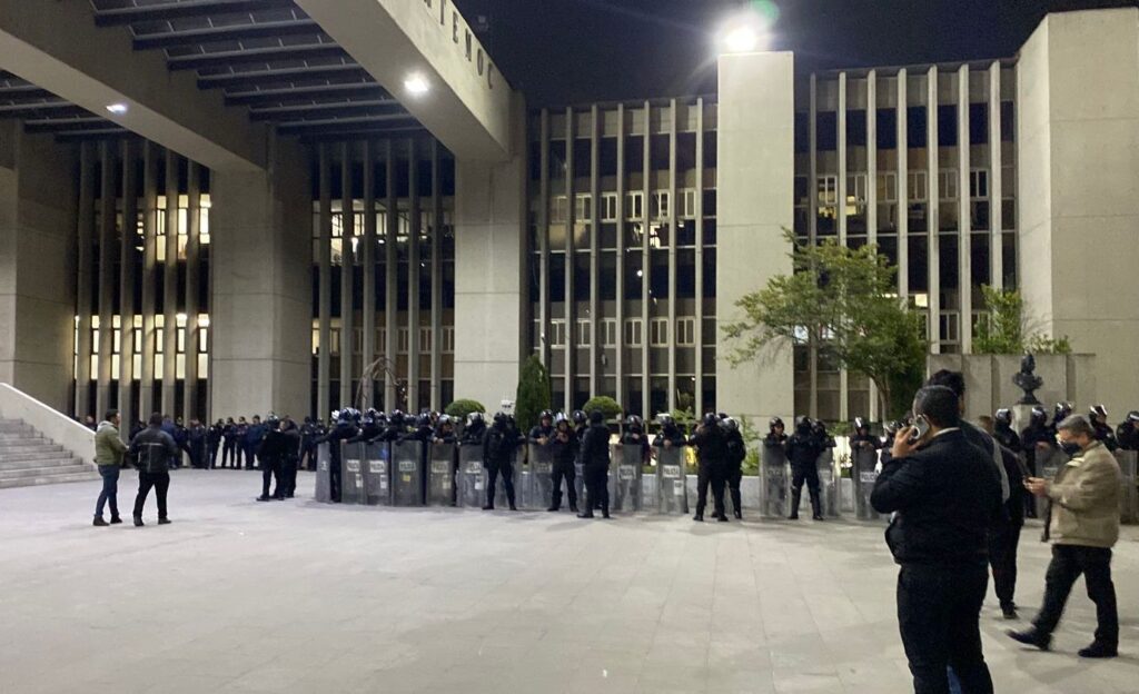 Policías resguardan edificio de Alcaldía Cuauhtémoc a solicitud de la Contraloría General de CDMX