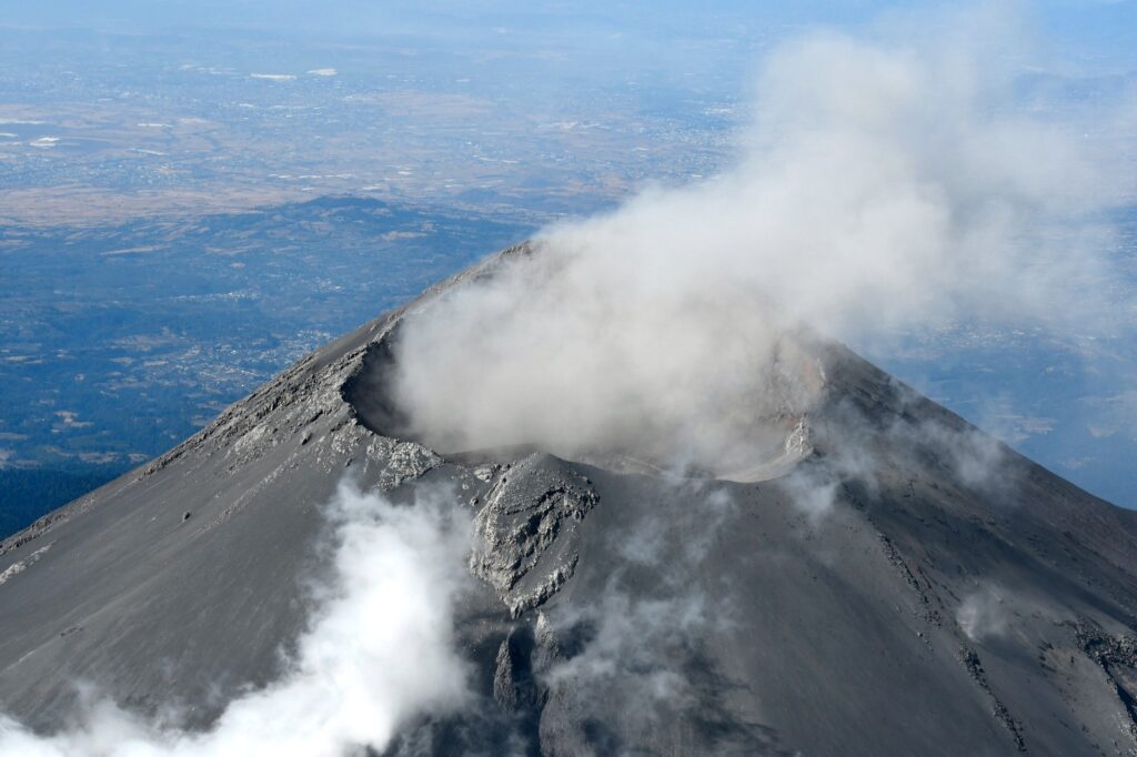 Especialistas realizan sobrevuelo en Popocatépetl para observar condiciones del volcán
