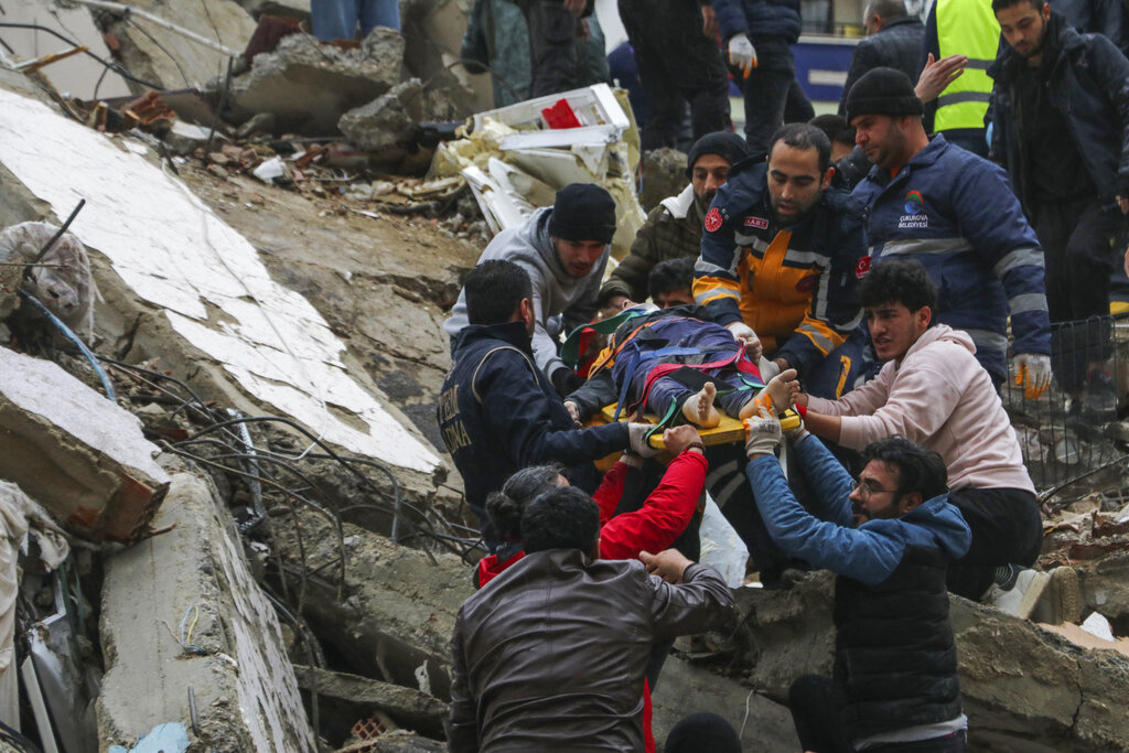 Terremoto de magnitud 7,8 en Turquía y Siria mata a 2.300
