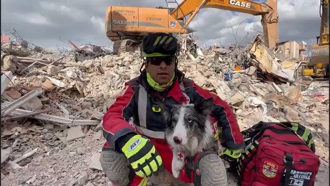 Momento en el que can 'Balam' localizó a persona entre escombros en Turquía (Video)