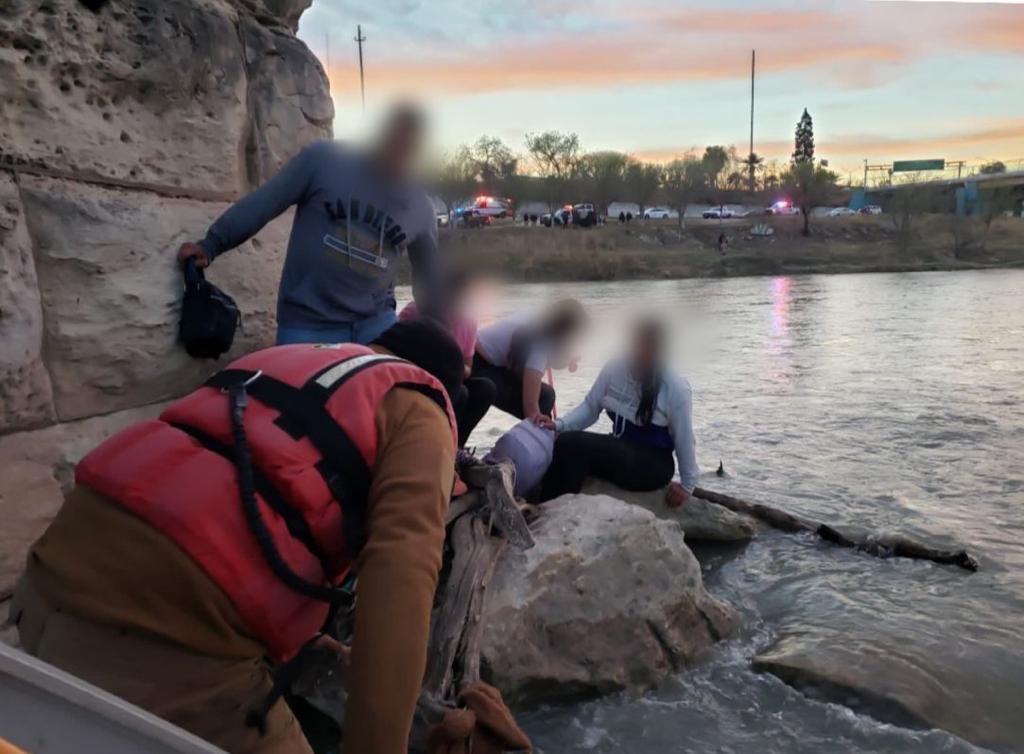 INM rescató a familia sobre rocas en medio del Río Bravo: SEGOB