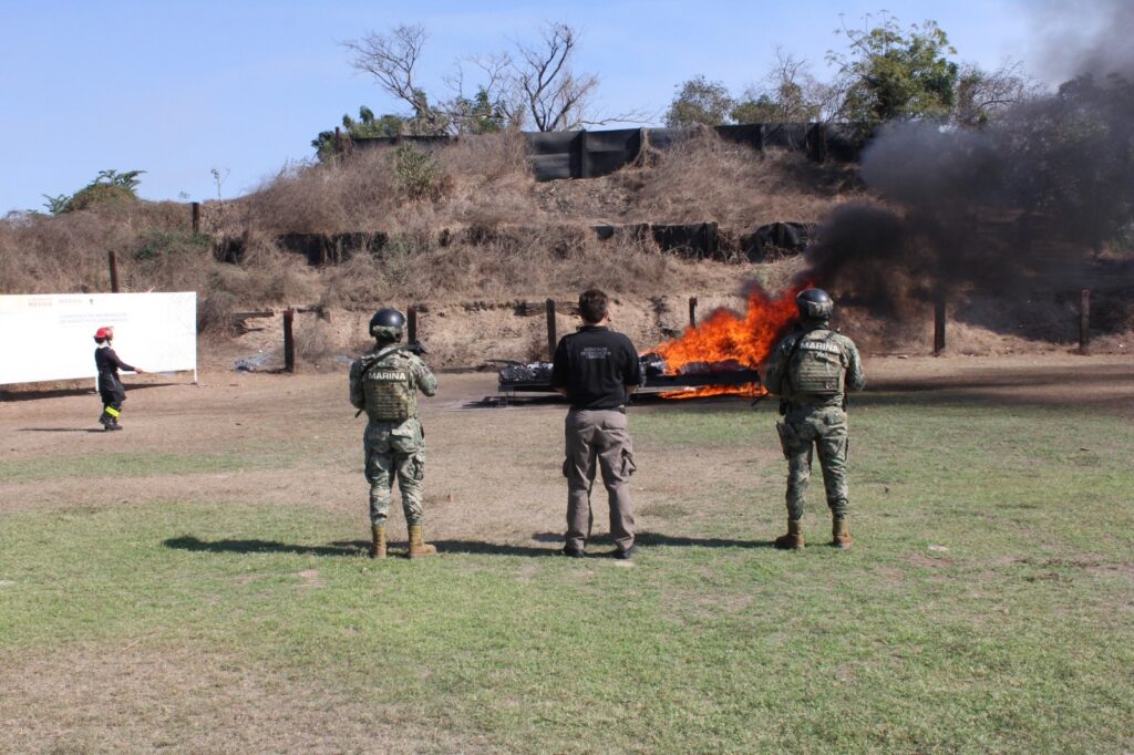 SEMAR y FGR incineran 1,310 kg de cocaína en Lázaro Cárdenas, Michoacán