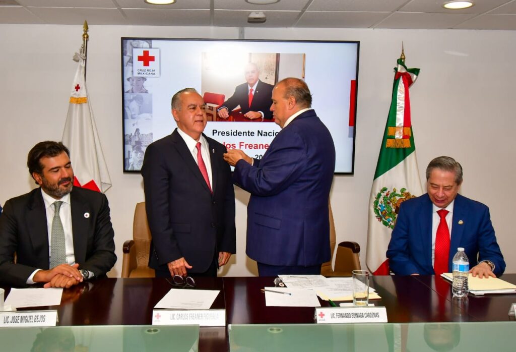 Carlos Freaner asume cargo de presidente de Cruz Roja Mexicana y rinden homenaje a Fernando Suinaga