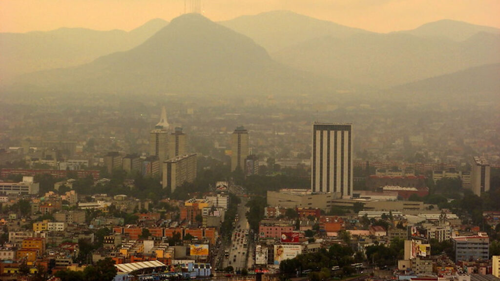 Smog and montains in Mexico city contaminación del aire y montanas en el D.F bearbeitet