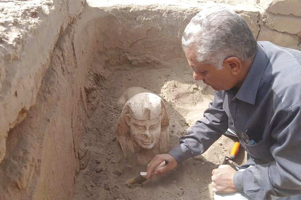 Descubren estatua y santuario antiguos en sur de Egipto