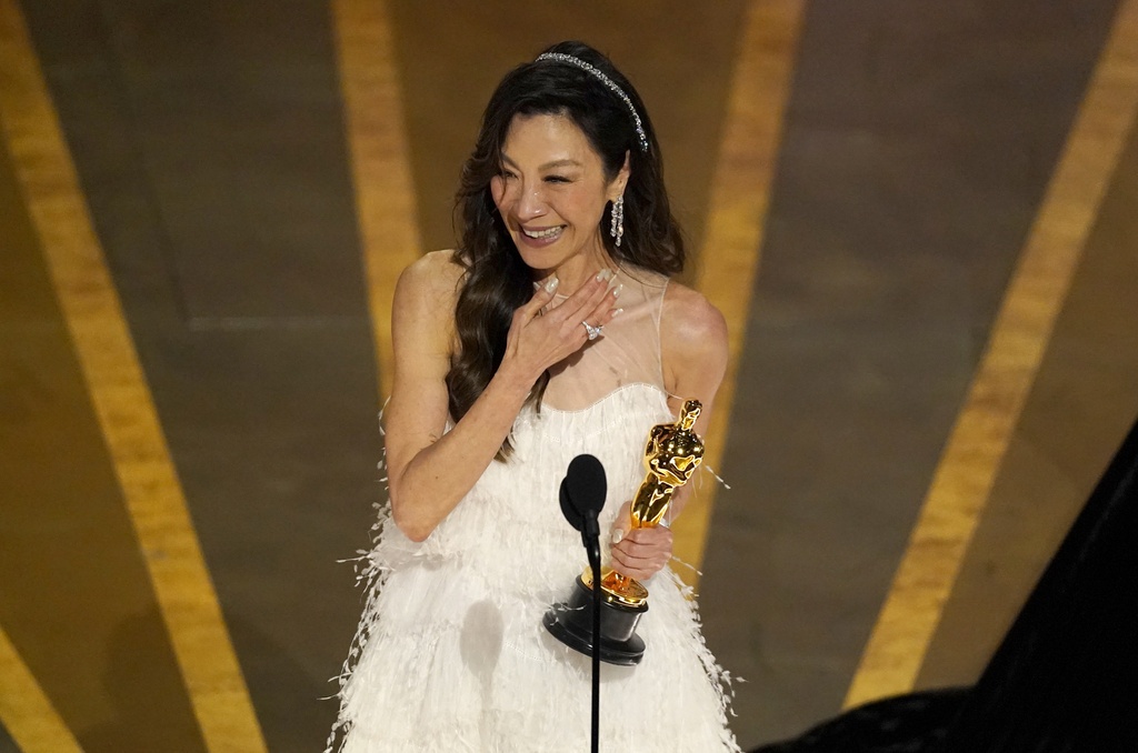 Michelle Yeoh gana Oscar a mejor actriz y hace historia