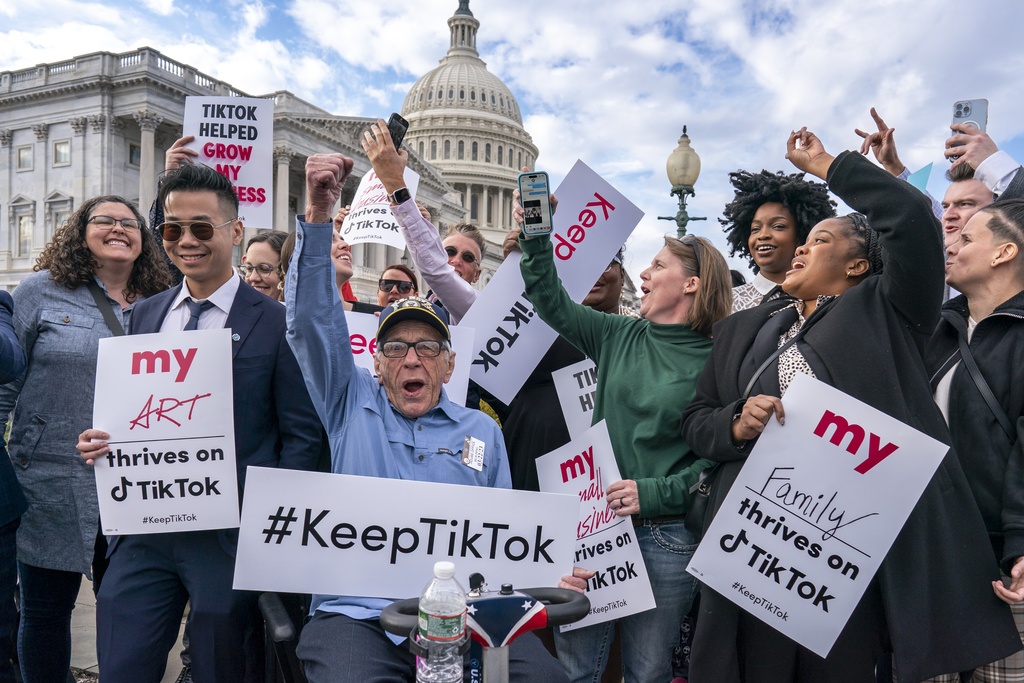 TikTok acude a influencers para cabildear a su favor en EUA