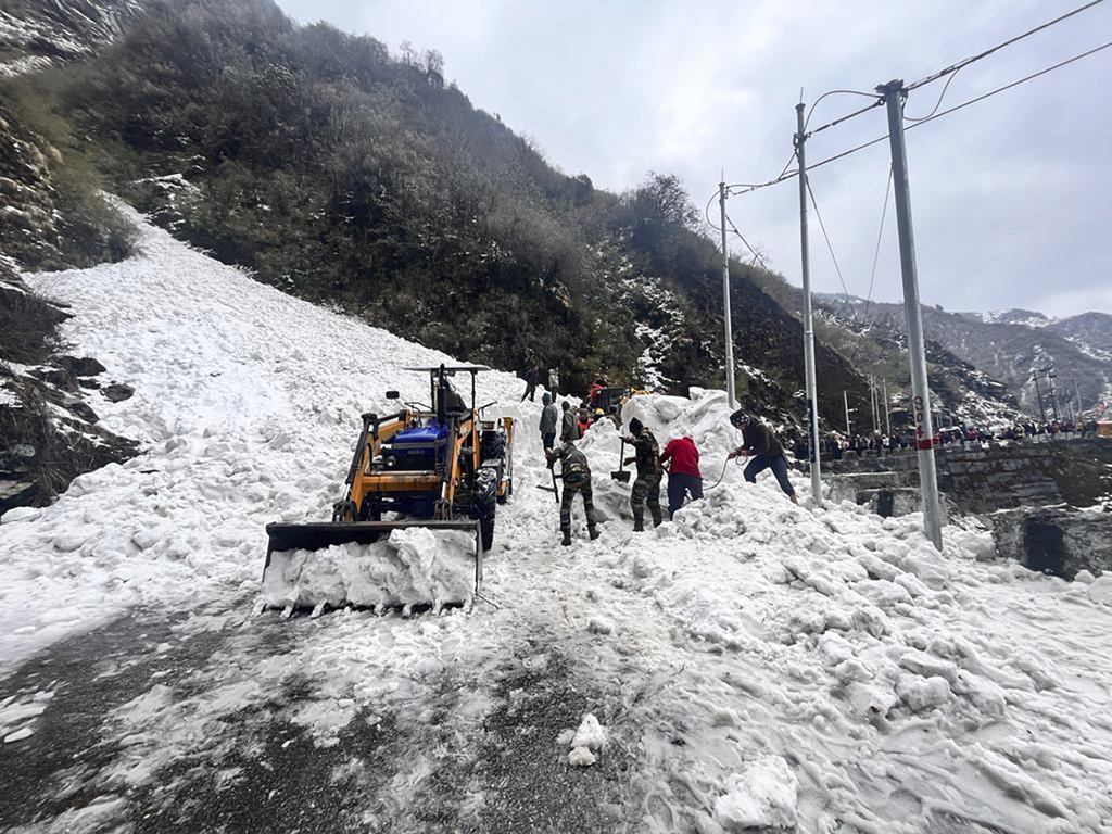 India: Avalancha arrolla turistas en Himalaya, hay 7 muertos