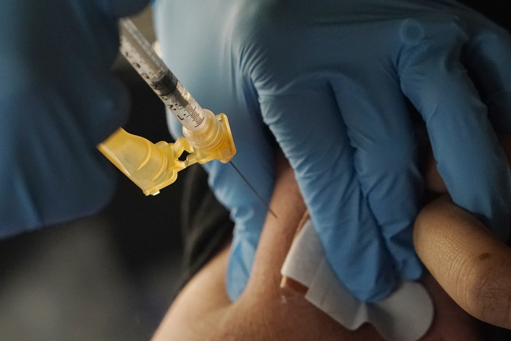 EUA aprueba otra vacuna de refuerzo contra COVID