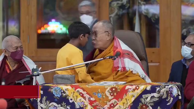 Acusan de presunto abuso infantil al Dalai Lama por besar menor (Video)