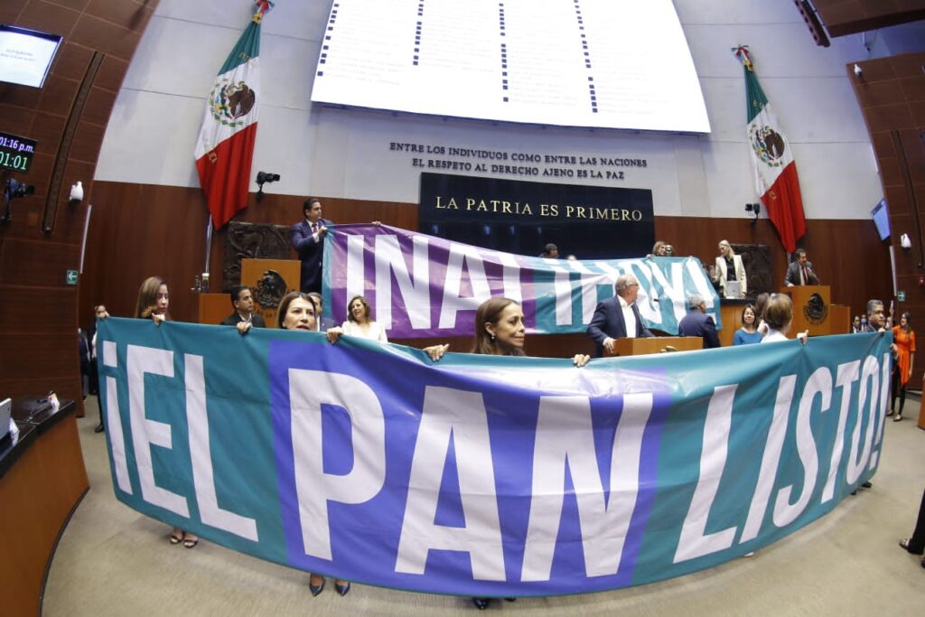 Senadores del PAN toman la tribuna para exigir nombramientos en el INAI