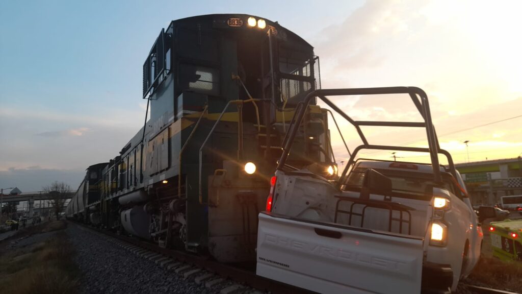 En Ecatepec el tren se llevó a una camioneta de CFE