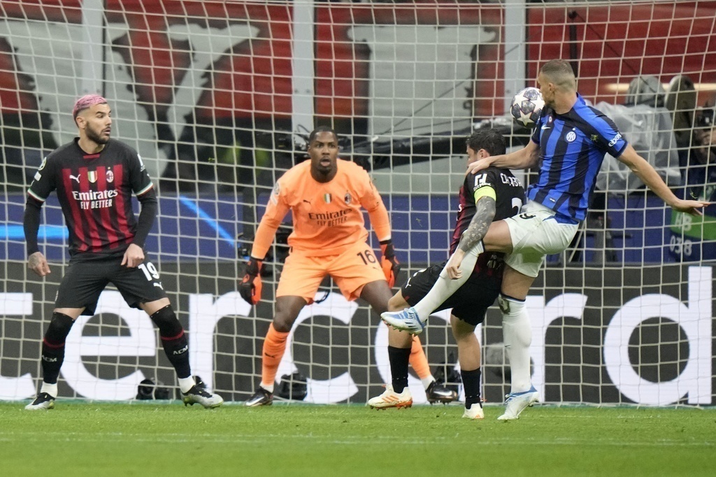 Inter anestesia 2-0 al Milan en la primera parte del 'Euroderbi"