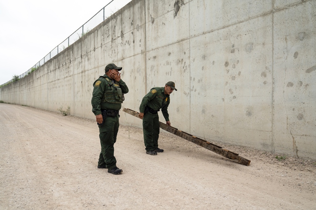Republicanos proponen más muro fronterizo entre EUA y México