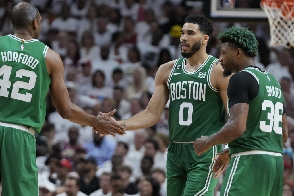 Tatum anota 34 y salva de eliminación a Celtics, que doblegan a Heat