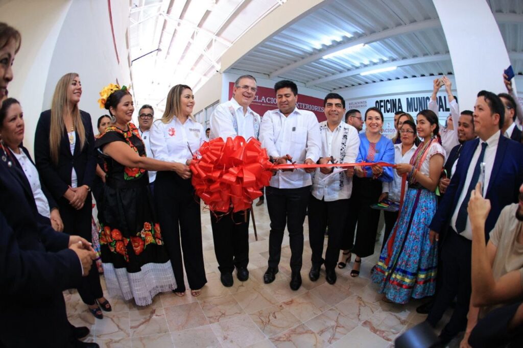 Ebrard inaugura primera Oficina de Enlace Municipal de SRE en todo Oaxaca