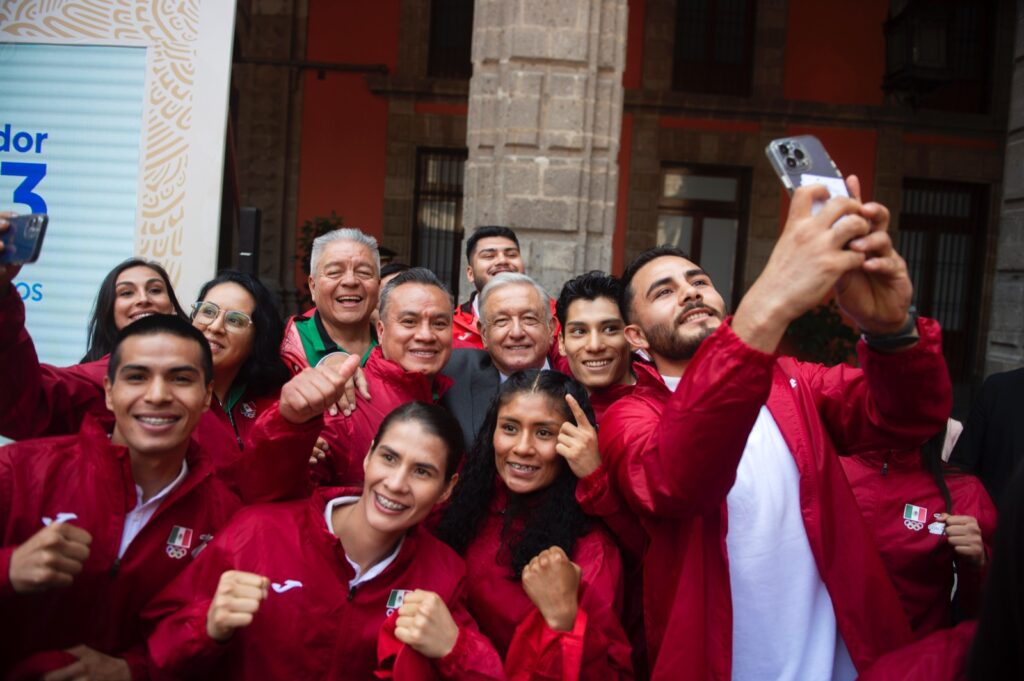 AMLO abandera a delegación mexicana para Juegos Centroamericanos: “Ahí hay democracia”, dice para alentarlos