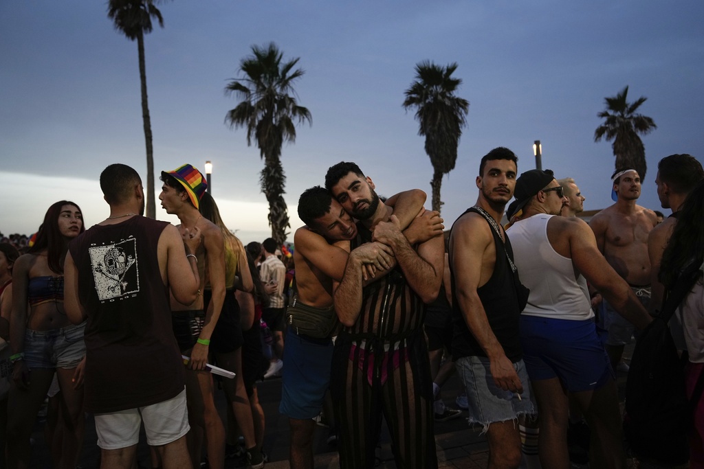 Decenas de miles de personas participan del desfile de Orgullo en Tel Aviv