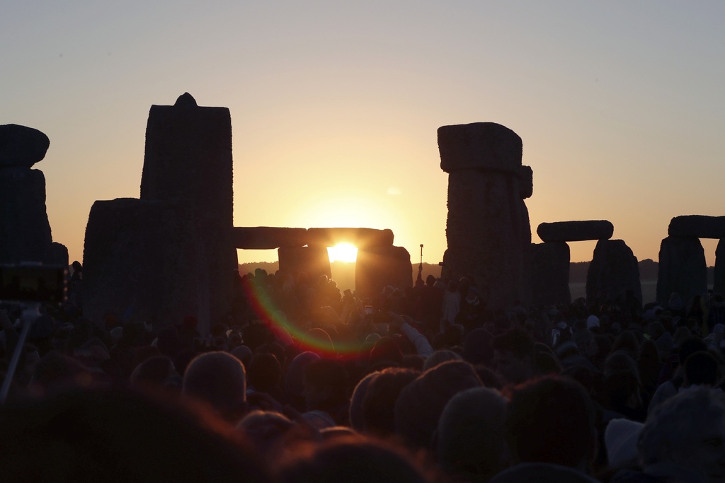 Miles de personas se reúnen en Stonehenge para ritual anual por solsticio de verano
