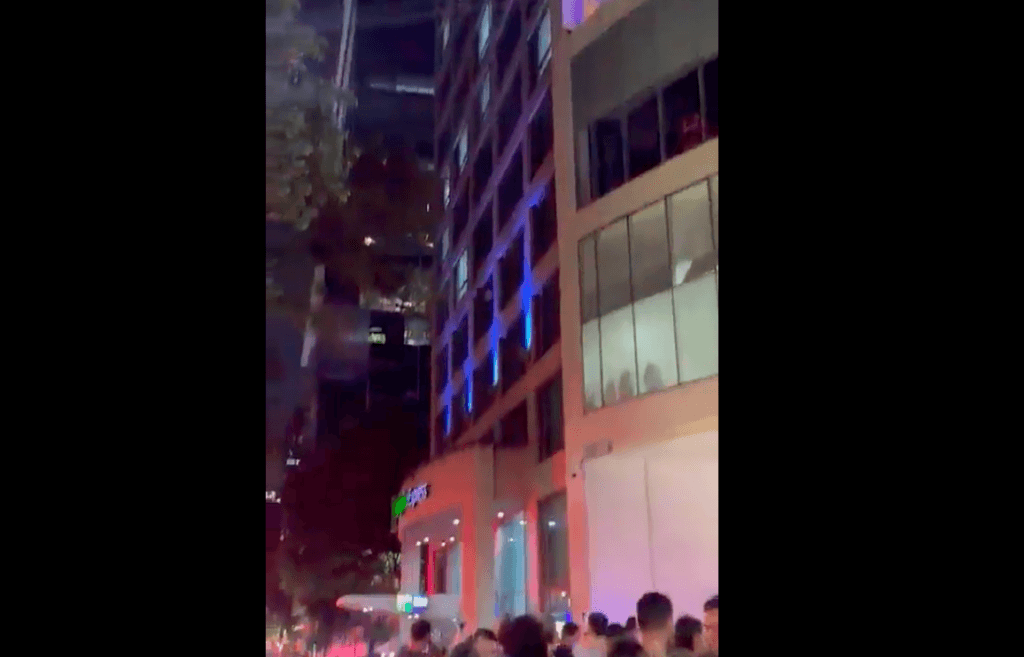 Fallece mujer al caer desde séptimo piso de hotel en CDMX (Video)
